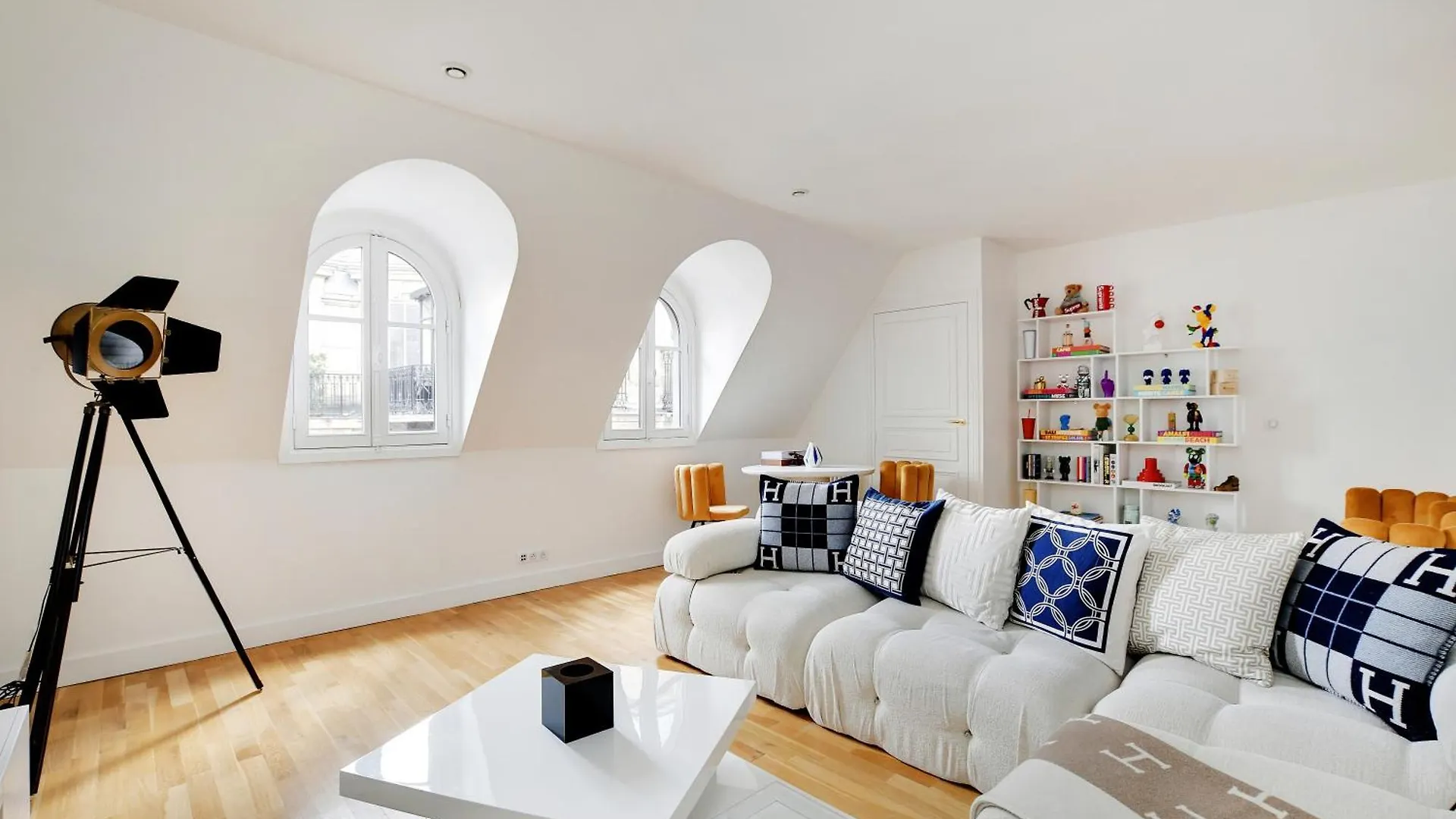 Royal Monceau - Hoche contacts
